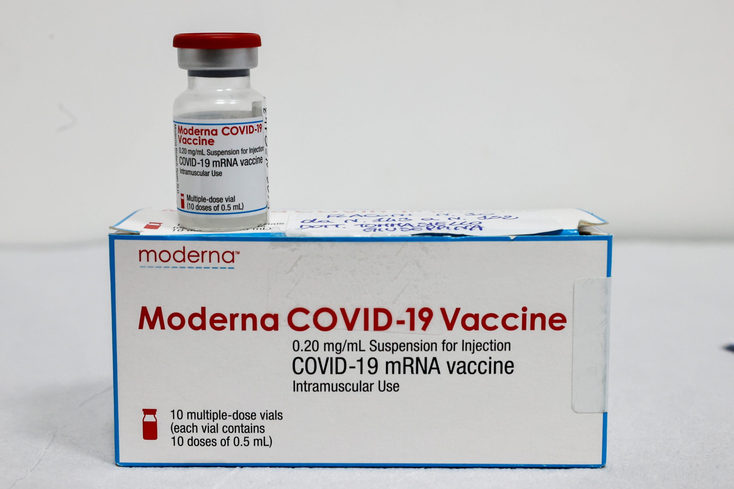 Το Ηνωμένο Βασίλειο ξεκινά την κυκλοφορία του εμβολίου Moderna COVID