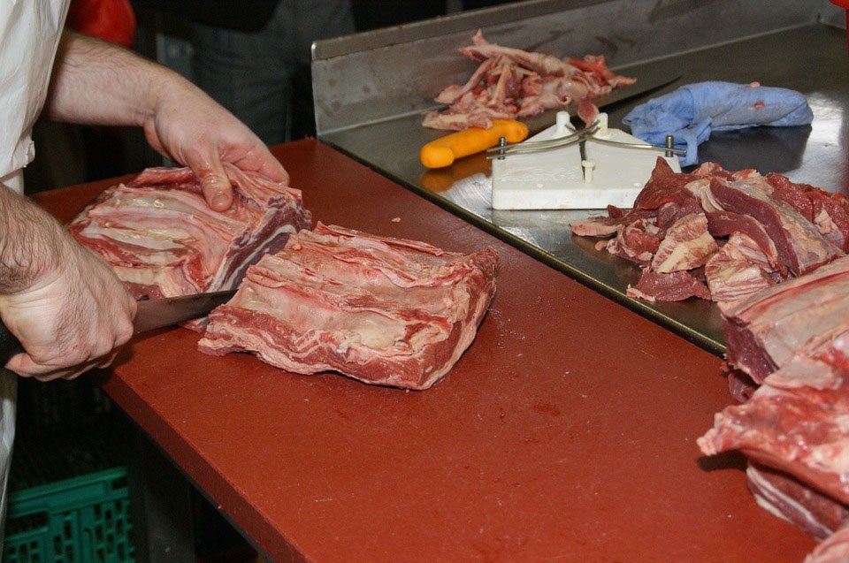 Τα κρεοπωλεία ισχυρίζονται ότι το κρέας από τα σφαγεία είναι ακατάλληλο για κατανάλωση από τον άνθρωπο
