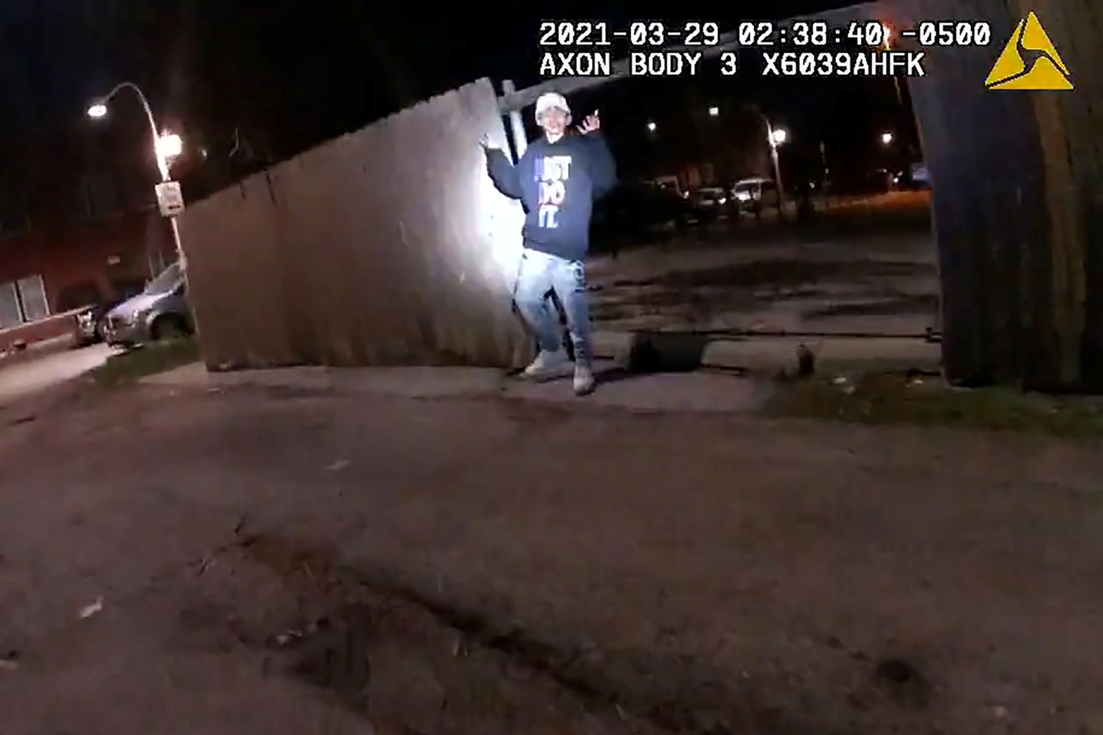 Το Σικάγο κυκλοφορεί ένα γραφικό βίντεο της αστυνομίας που πυροβολεί 13χρονο (Βίντεο)