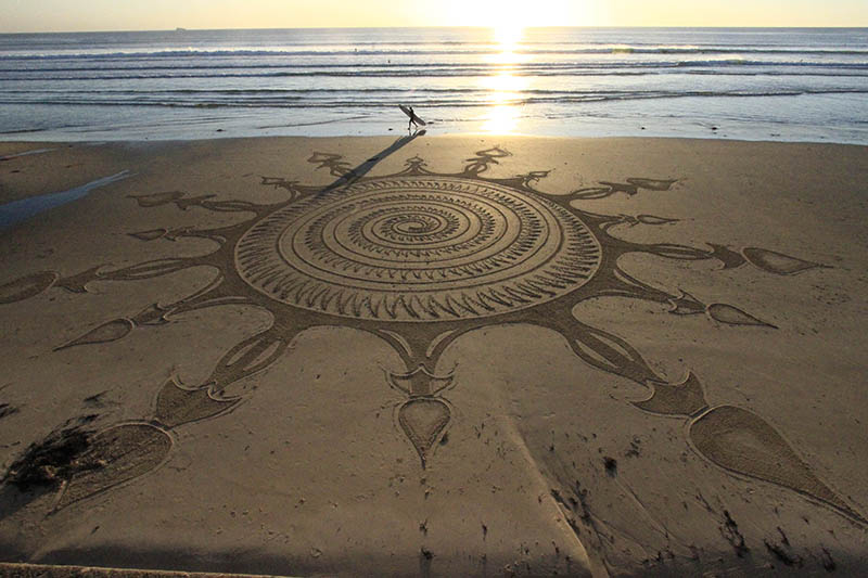 Ο καλλιτέχνης άμμου χρησιμοποιεί την ακτογραμμή ως καμβά