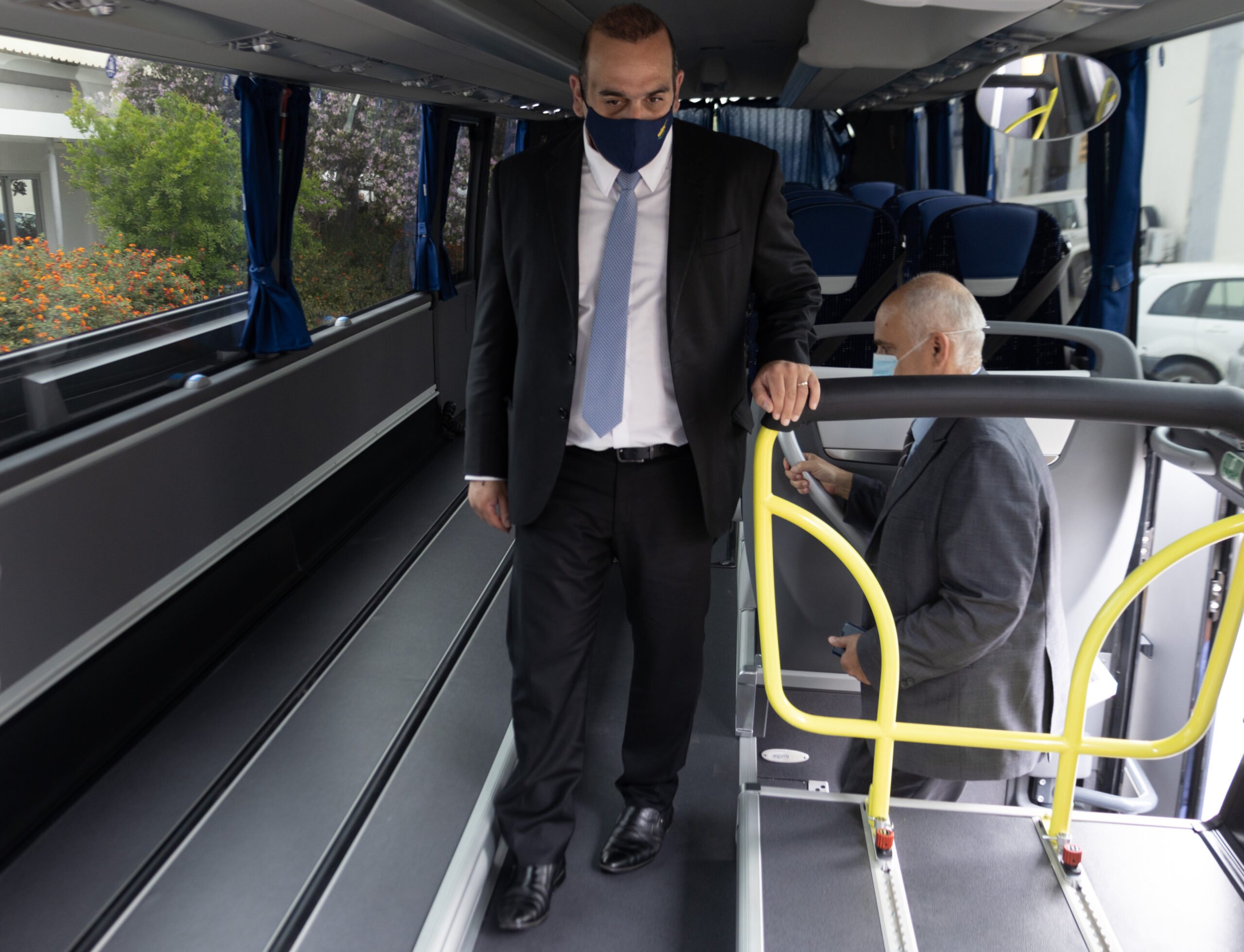 Ο Υπουργός Μεταφορών παραδίδει λεωφορείο στο σχολείο Πάφου