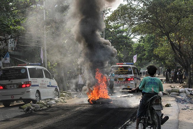 image Myanmar protesters defy crackdown, five killed; junta hunts critics