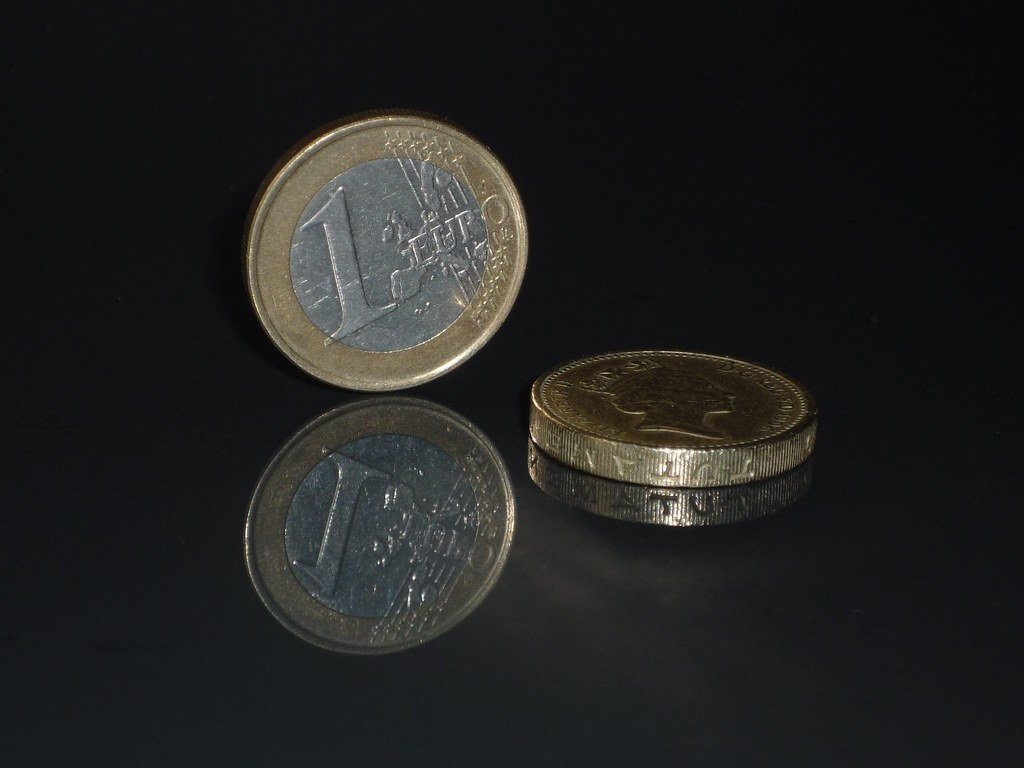 image Pound struggles, despite UK prosperity