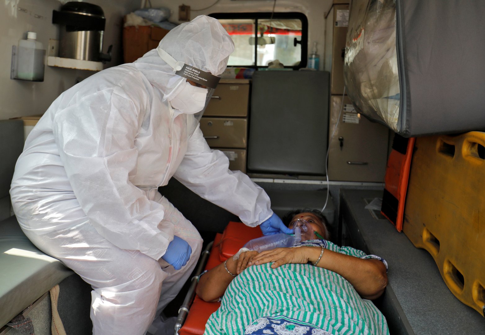 image India&#8217;s daily Covid-19 cases pass 400,000 as second wave worsens