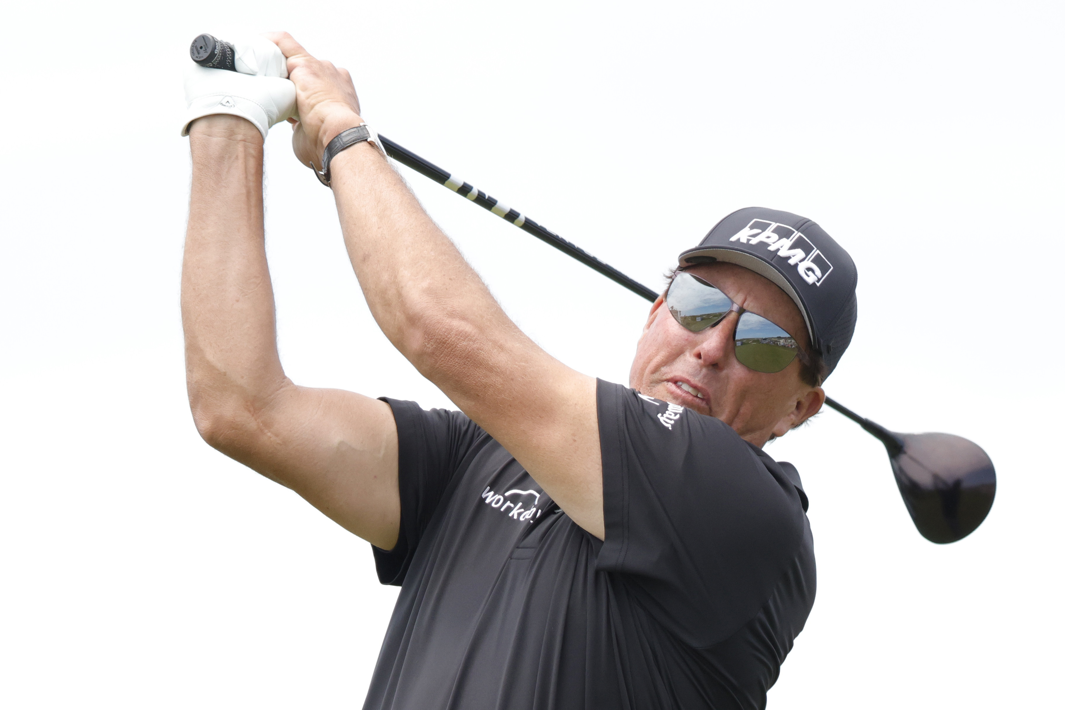 image Mickelson, Oosthuizen locked in first-place duel at PGA Championship