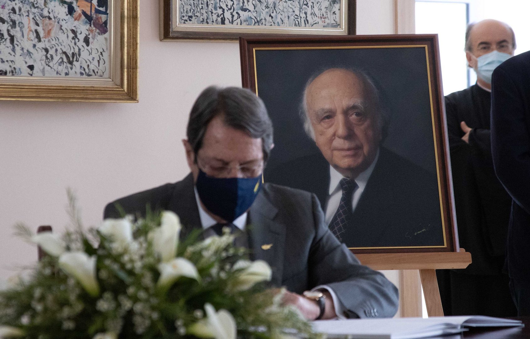 image Anastasiades pays tribute to Lyssarides on signing condolence book