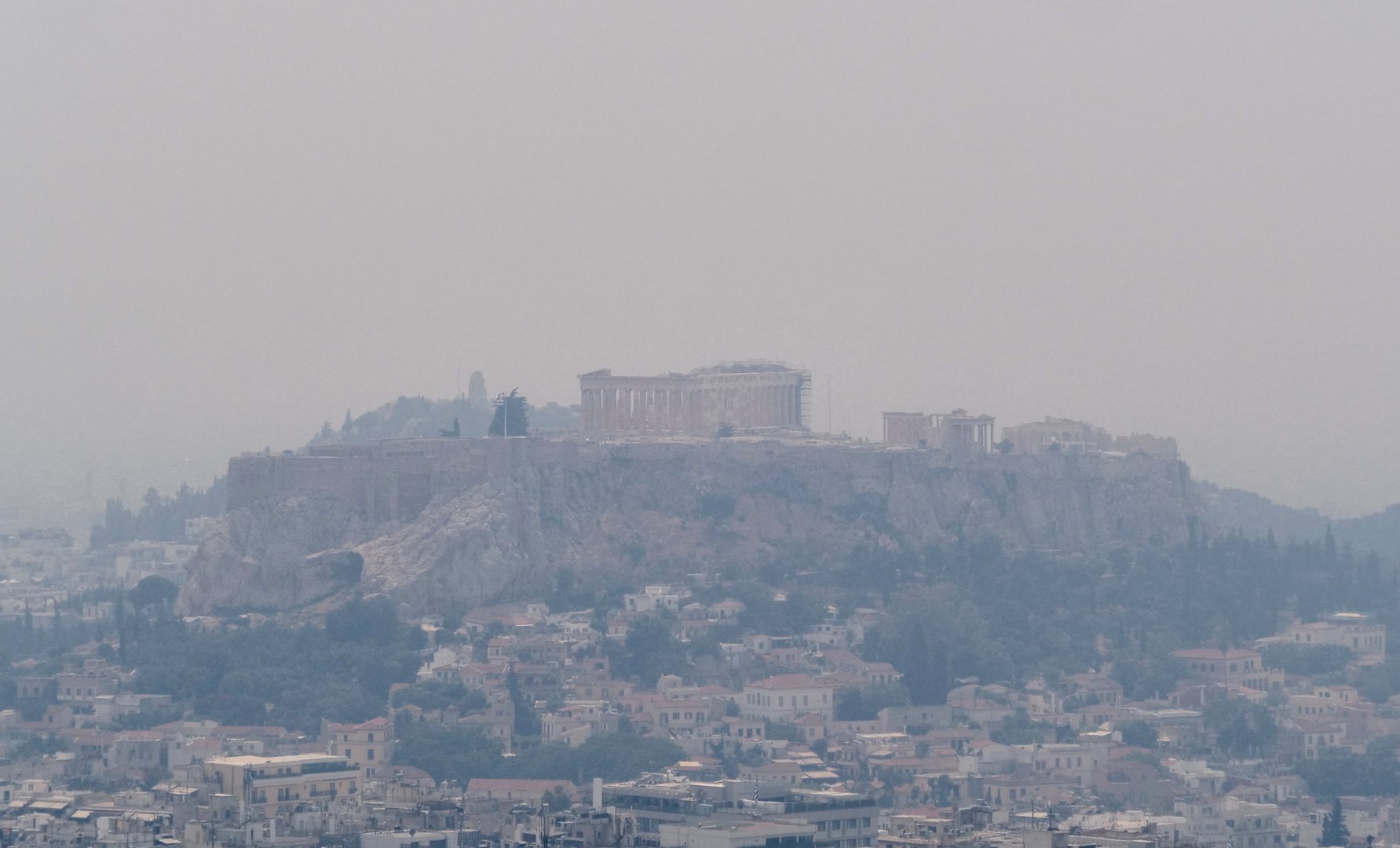 image Greek firefighters battle forest blaze near Athens