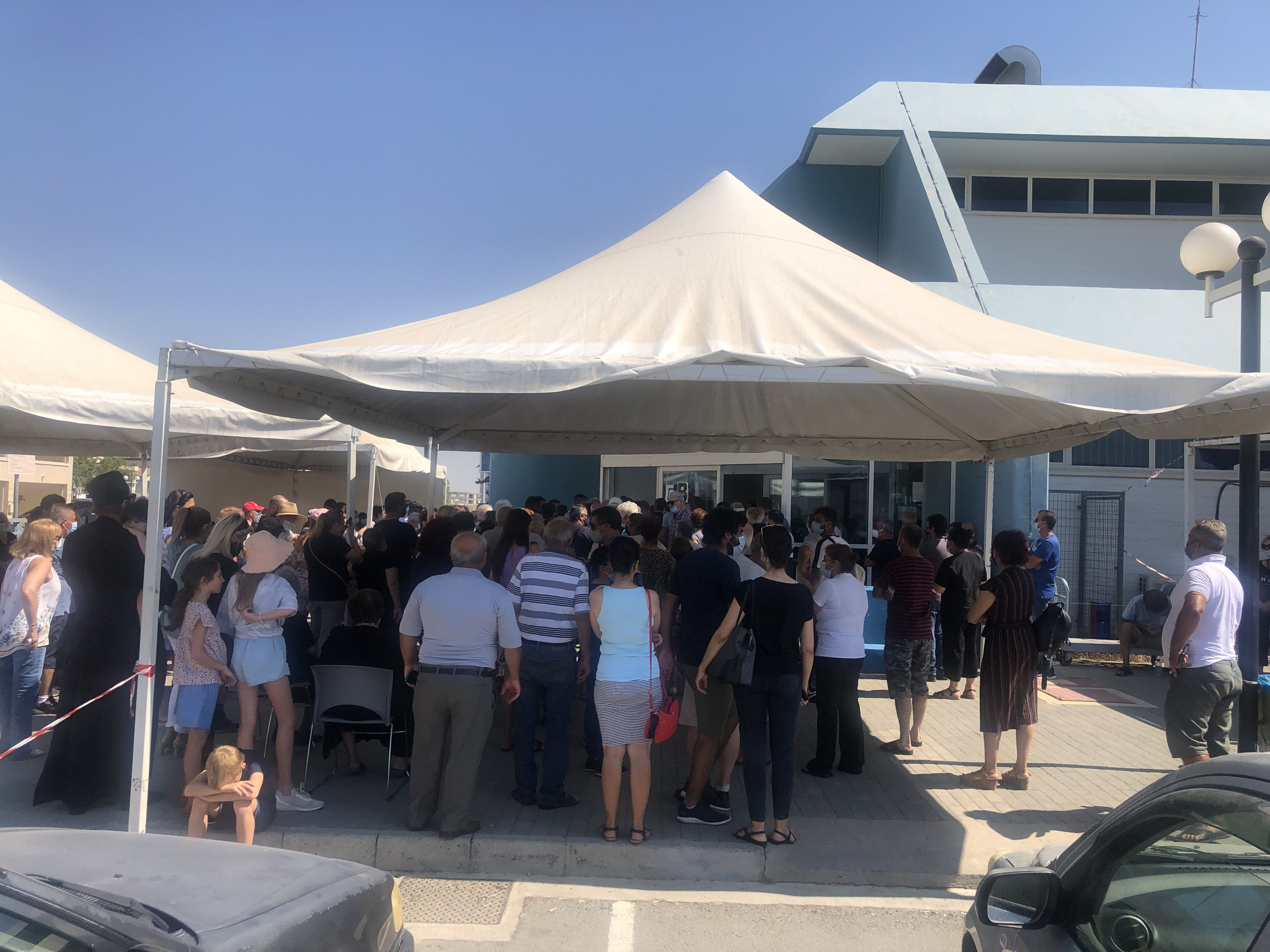 image Coronavirus: Tempers fray at crowded vaccination centre (Updated)