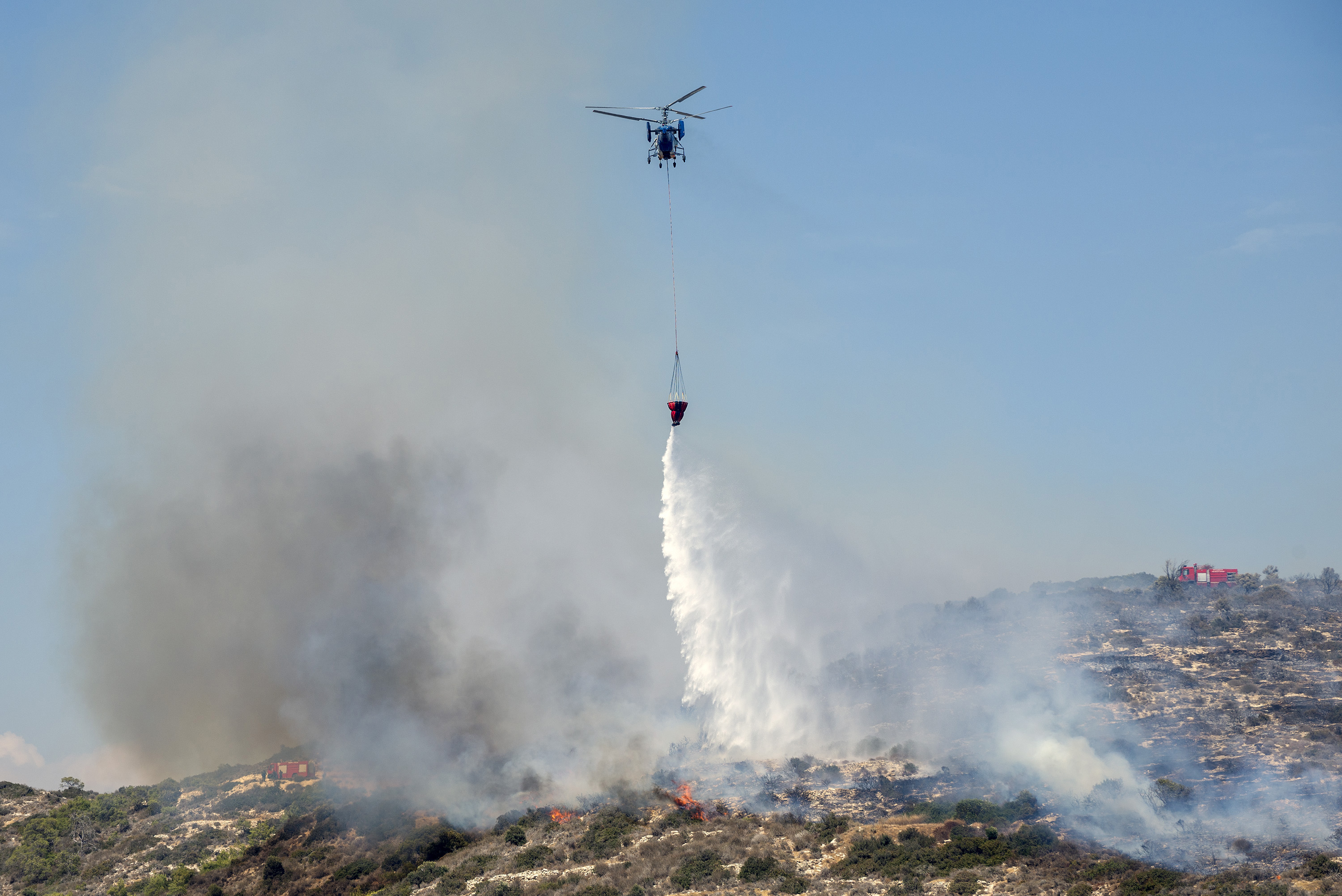 image Fire raging in Parekklisia area of Limassol put out (update 3)