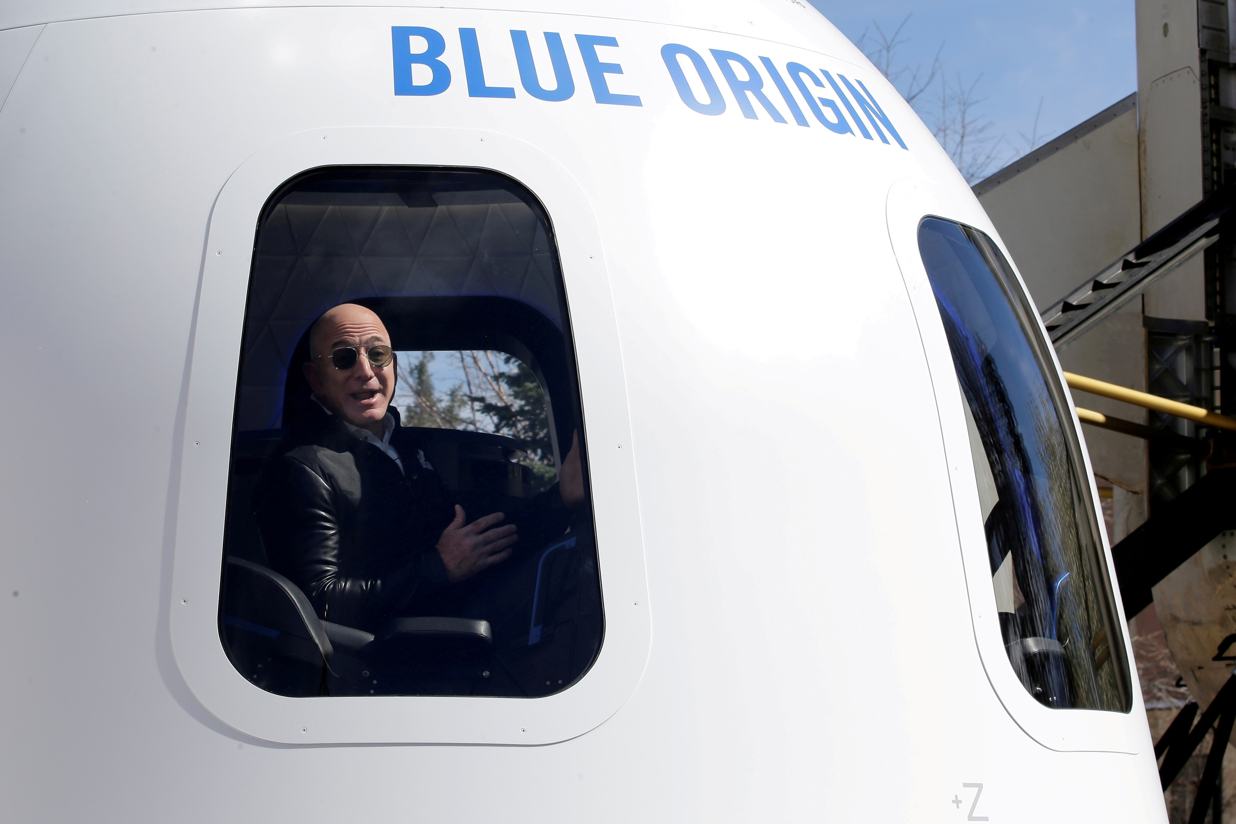 image Bezos and crewmates prepare for inaugural Blue Origin space flight