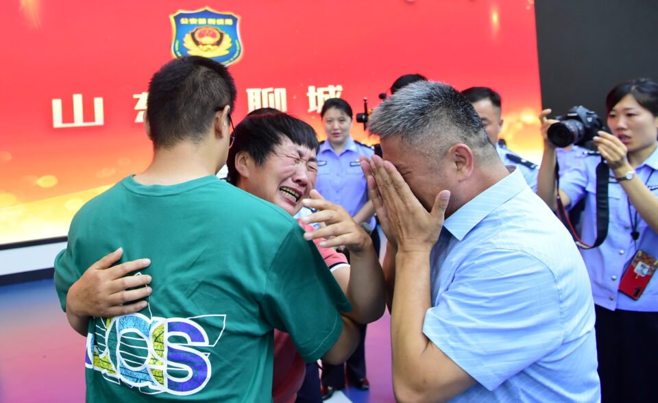 guo gangtang and his wife reunite with their son guo xinzhen, who was abducted 24 years ago, in liaocheng