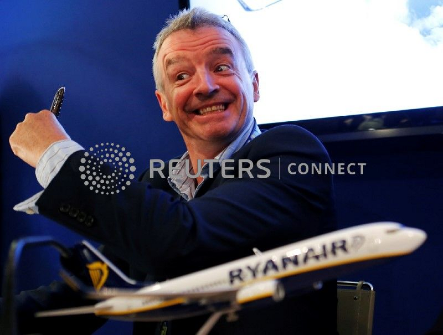 image Ryanair to hire 2,000 pilots for new fleet of Boeings