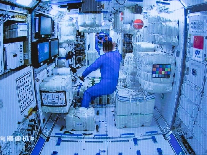 image How astronauts stay healthy in space