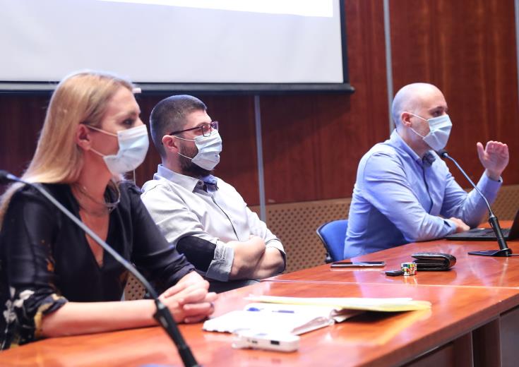 image Coronavirus: As cases surge, minister and advisory committee to discuss possible measures