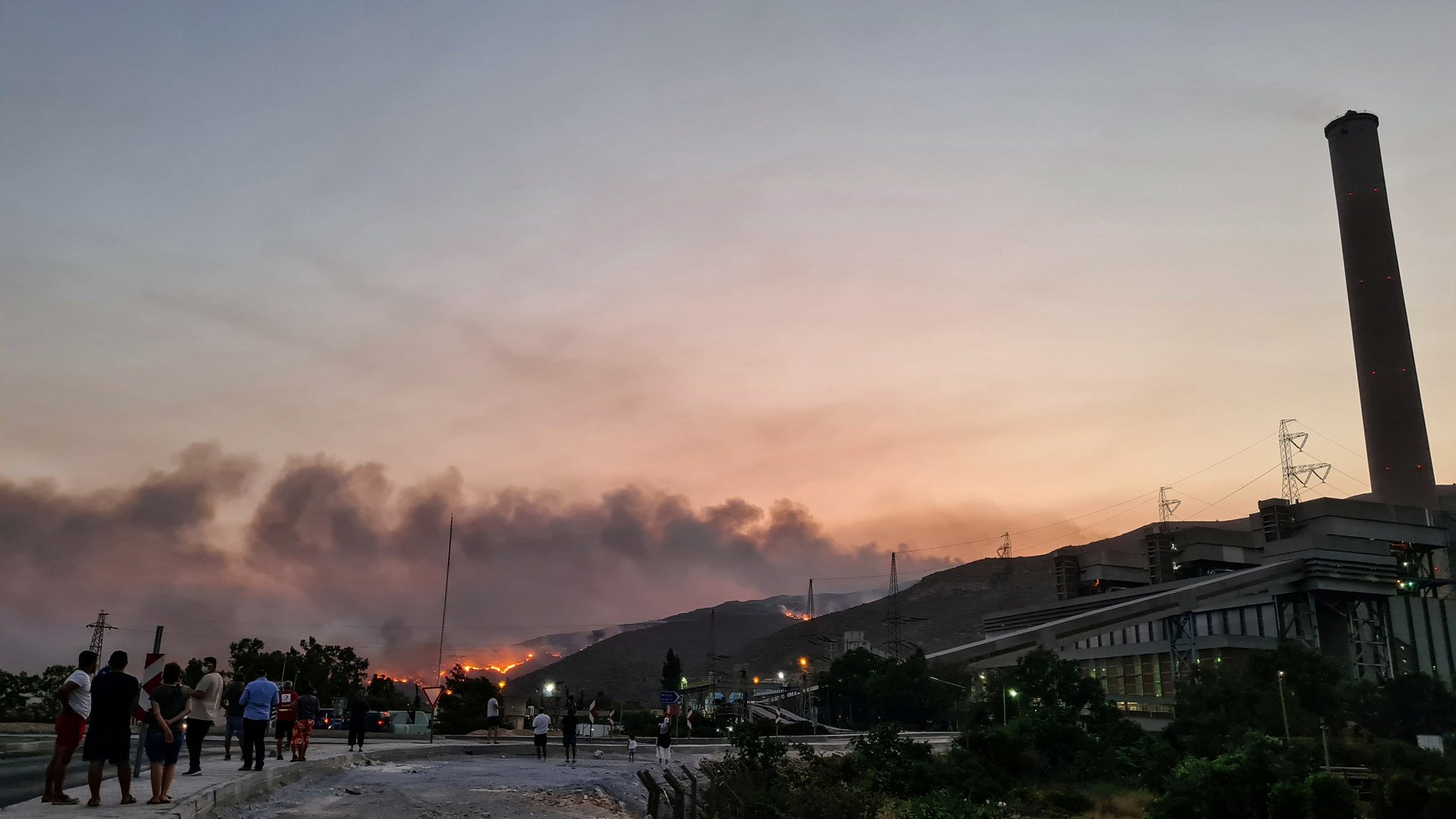 image Forest fire closes in on Turkish power station