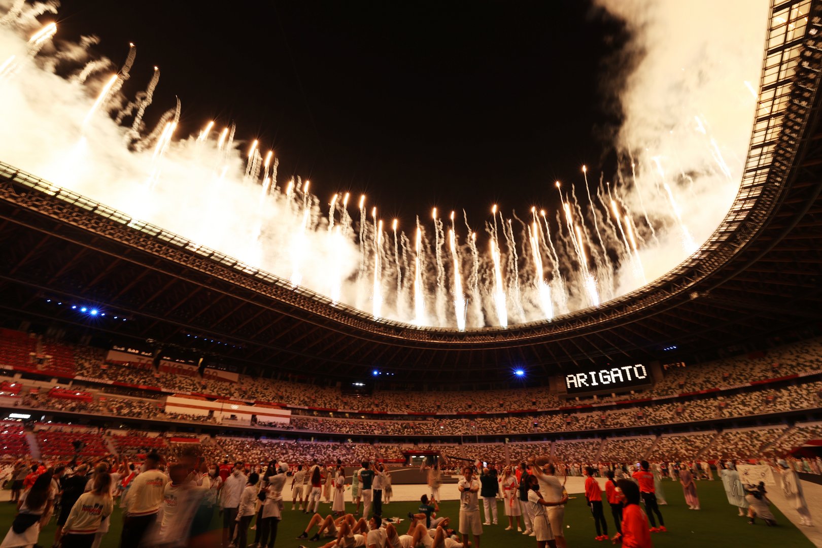 image Tokyo douses Olympic flame, ending pandemic Games