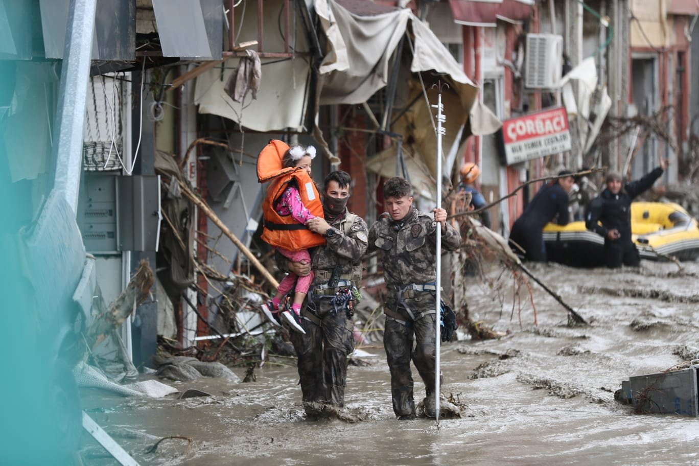 image Turkey combats Black Sea floods, death toll rises to 27