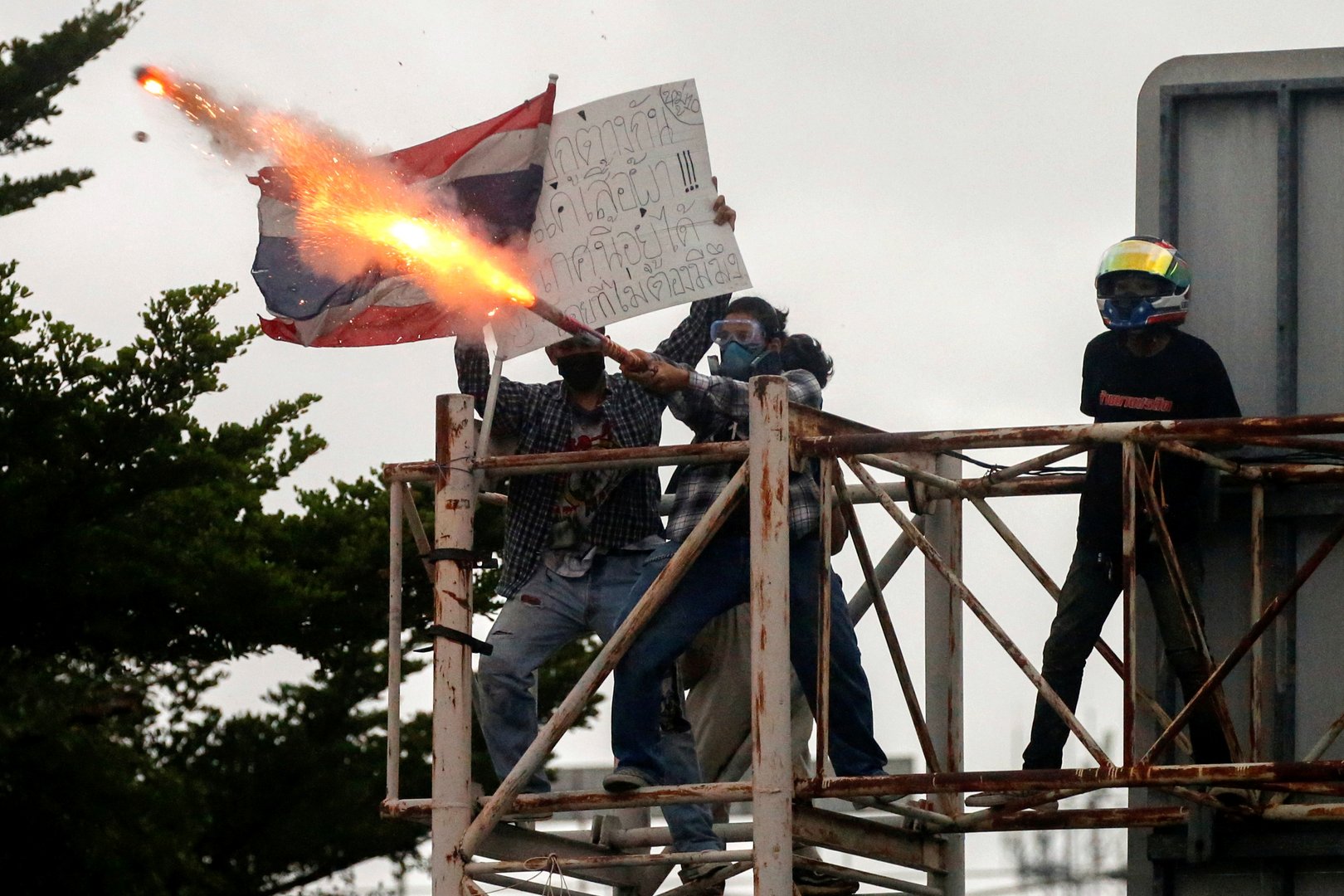 image Thai police clash with protesters near PM&#8217;s residence