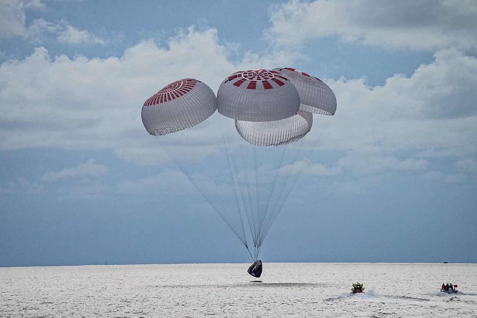 image SpaceX capsule with world&#8217;s first all-civilian orbital crew returns safely