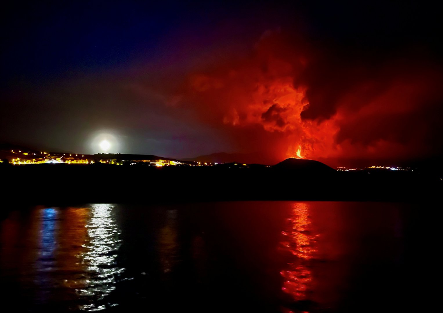 image Airport closed as La Palma volcano eruption intensifies