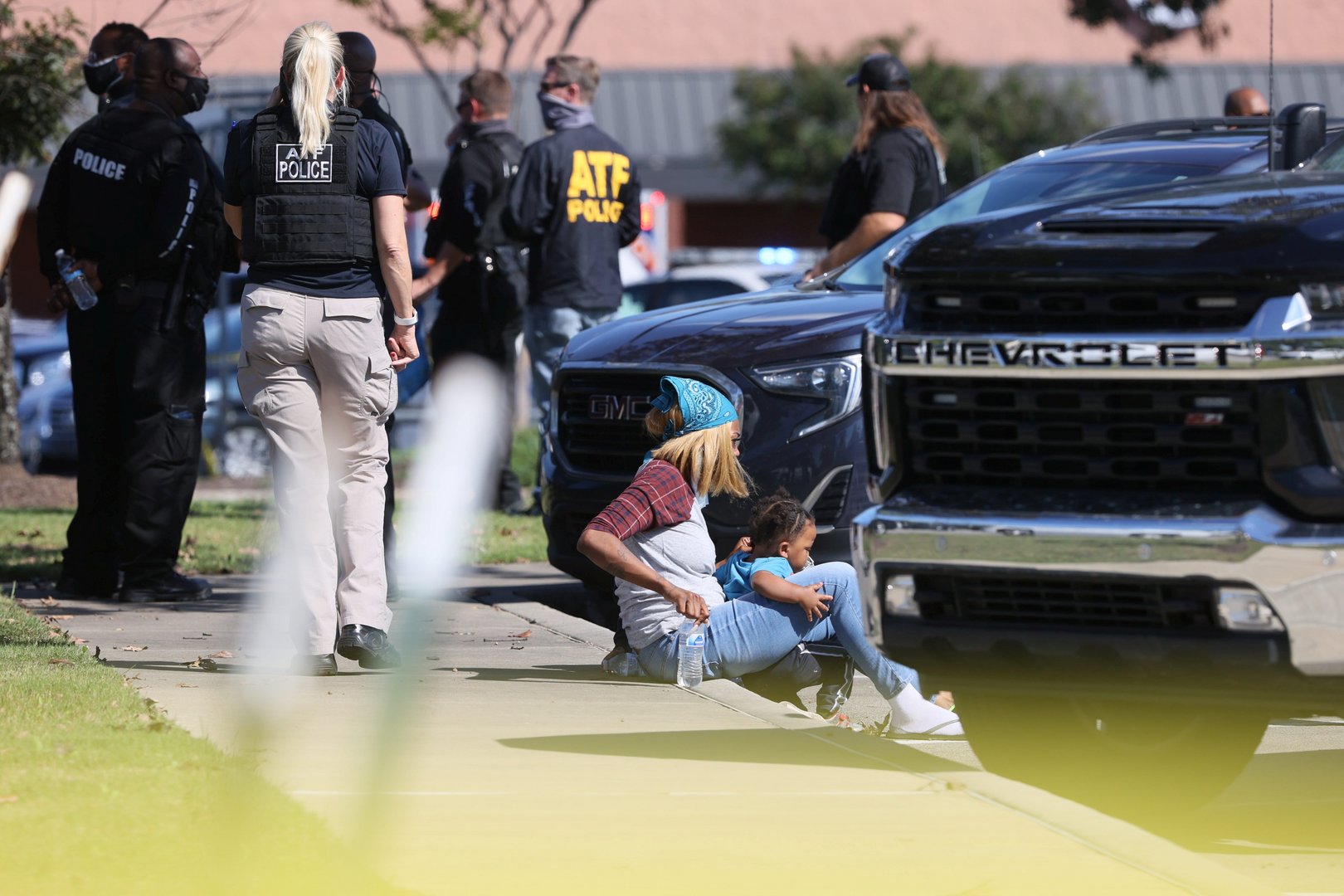image Gunman kills one and then himself at Tennessee supermarket, 12 wounded