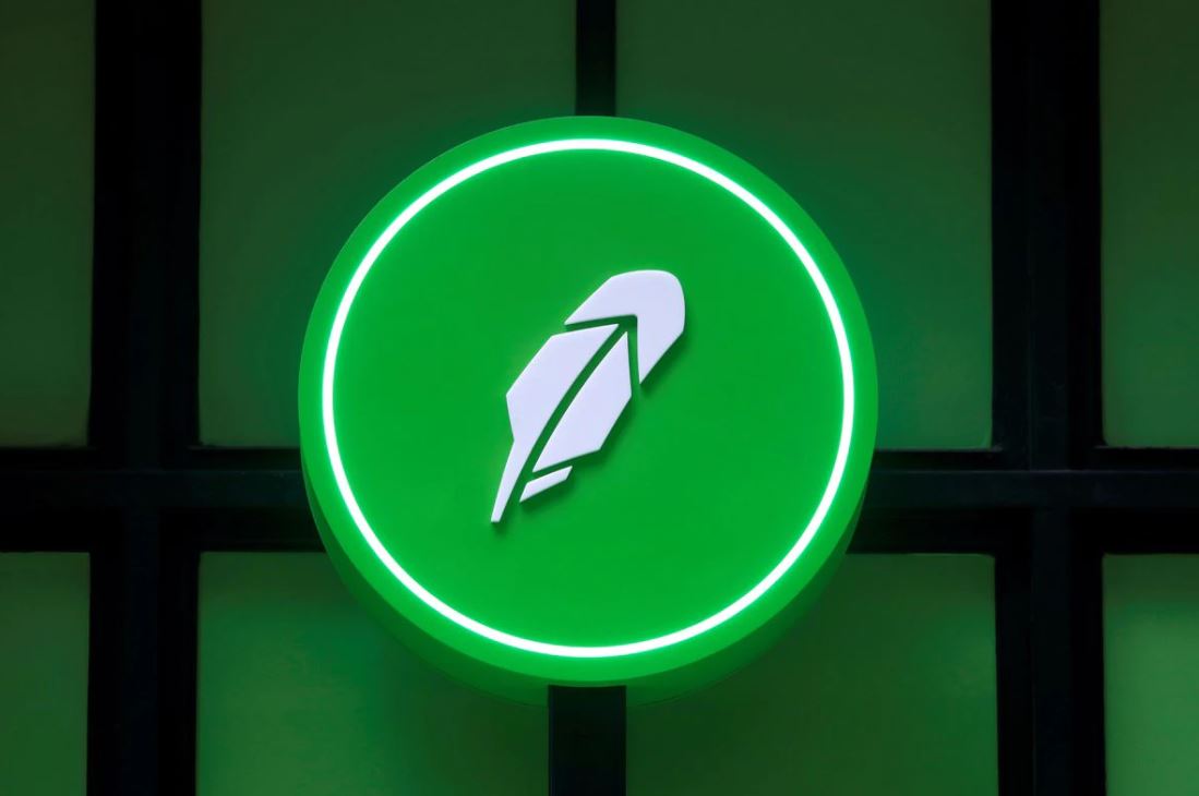 image Robinhood ventures further beyond trading with new credit card