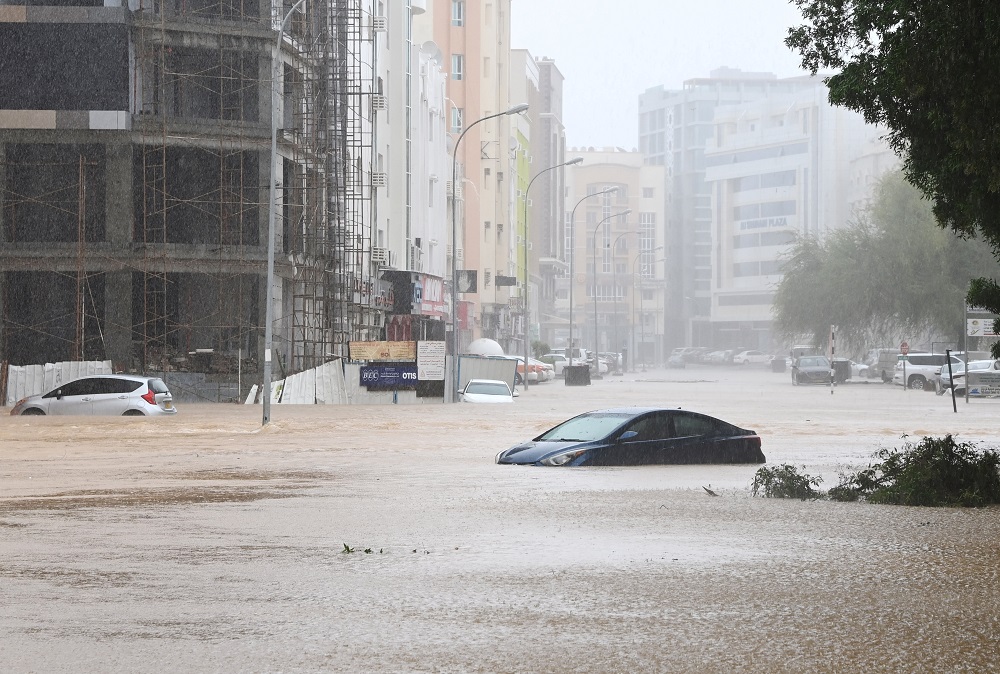 image Cyclone Shaheen approaches Oman, three killed, flights delayed (Upadte2)