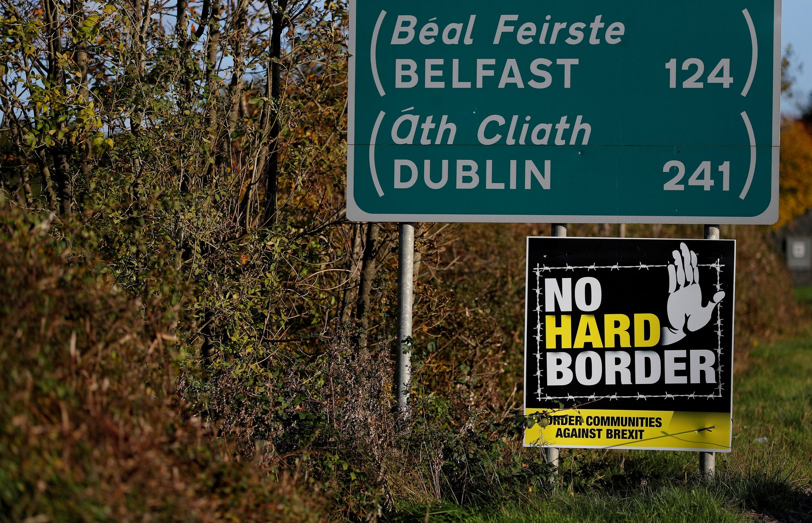image Britain and Ireland argue on Twitter over Brexit deal