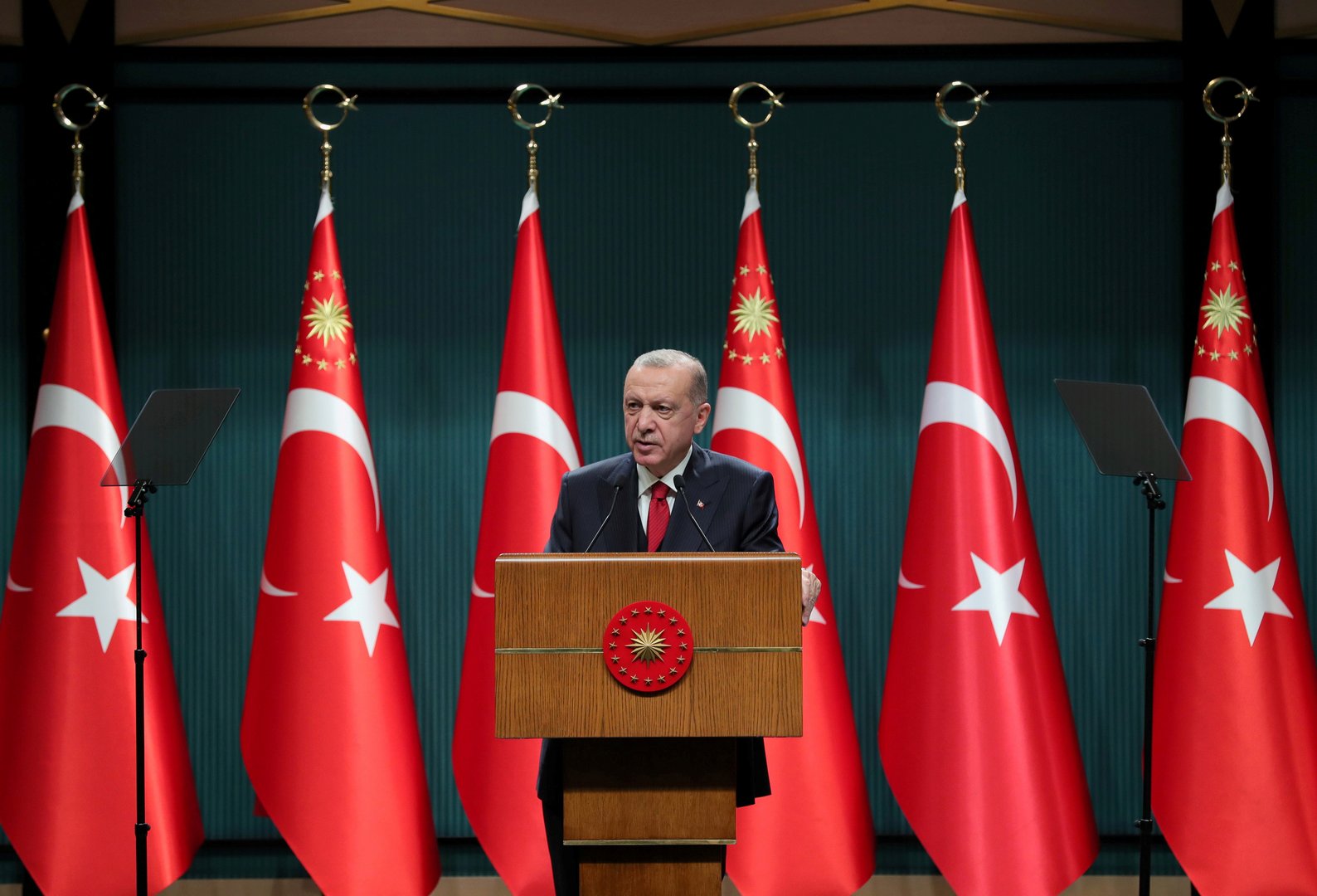 image Erdogan calls on Turks to keep all savings in lira