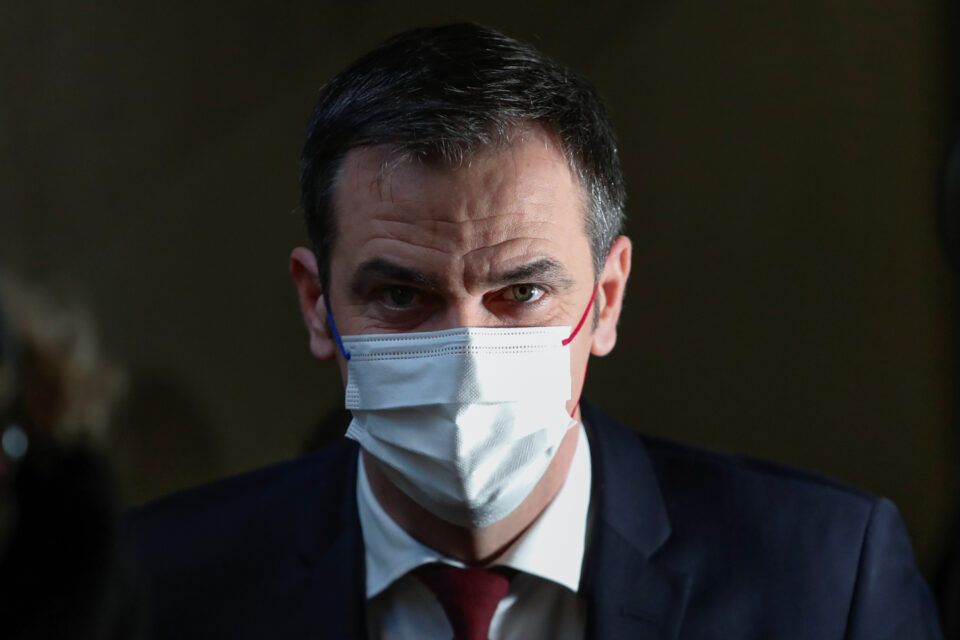 french health minister olivier veran at a vaccination center in paris