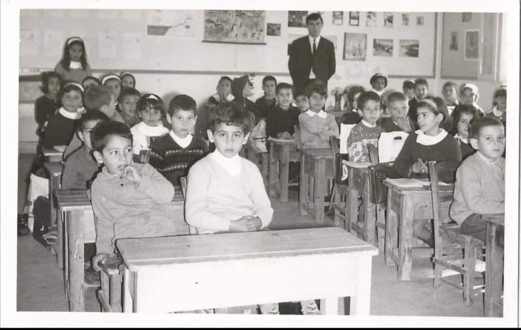 this old photo of a class in nicosia was originally posted by Κοινοτικό Συμβούλιο Τράχωνα Λευκωσίας and later shared on yesteryears