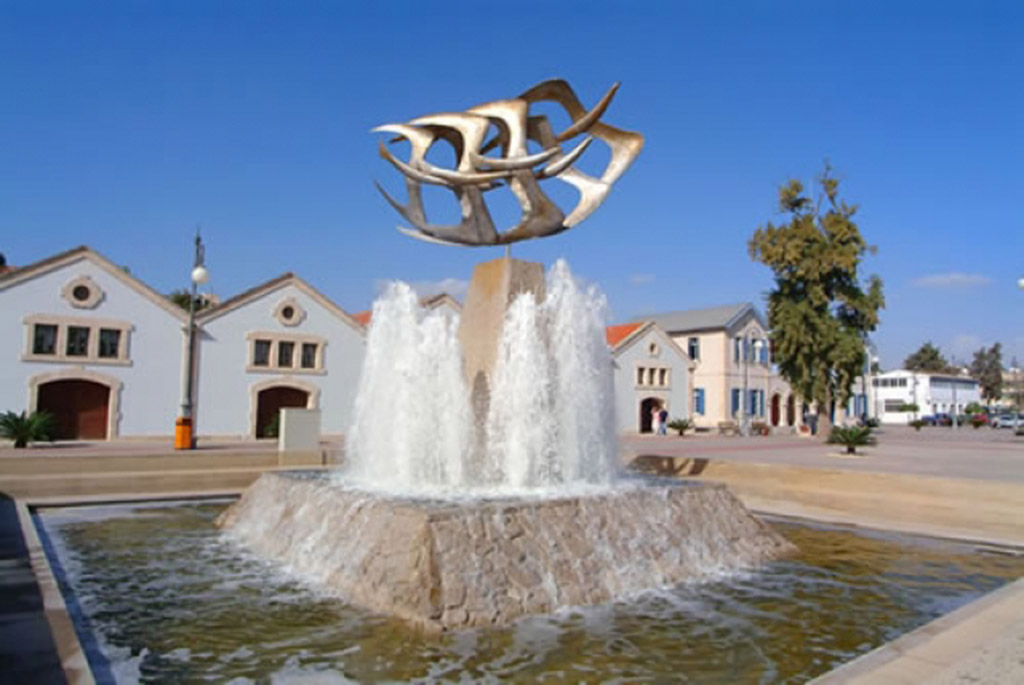 image Coronavirus: Mobile vaccination unit in central Larnaca on Saturday
