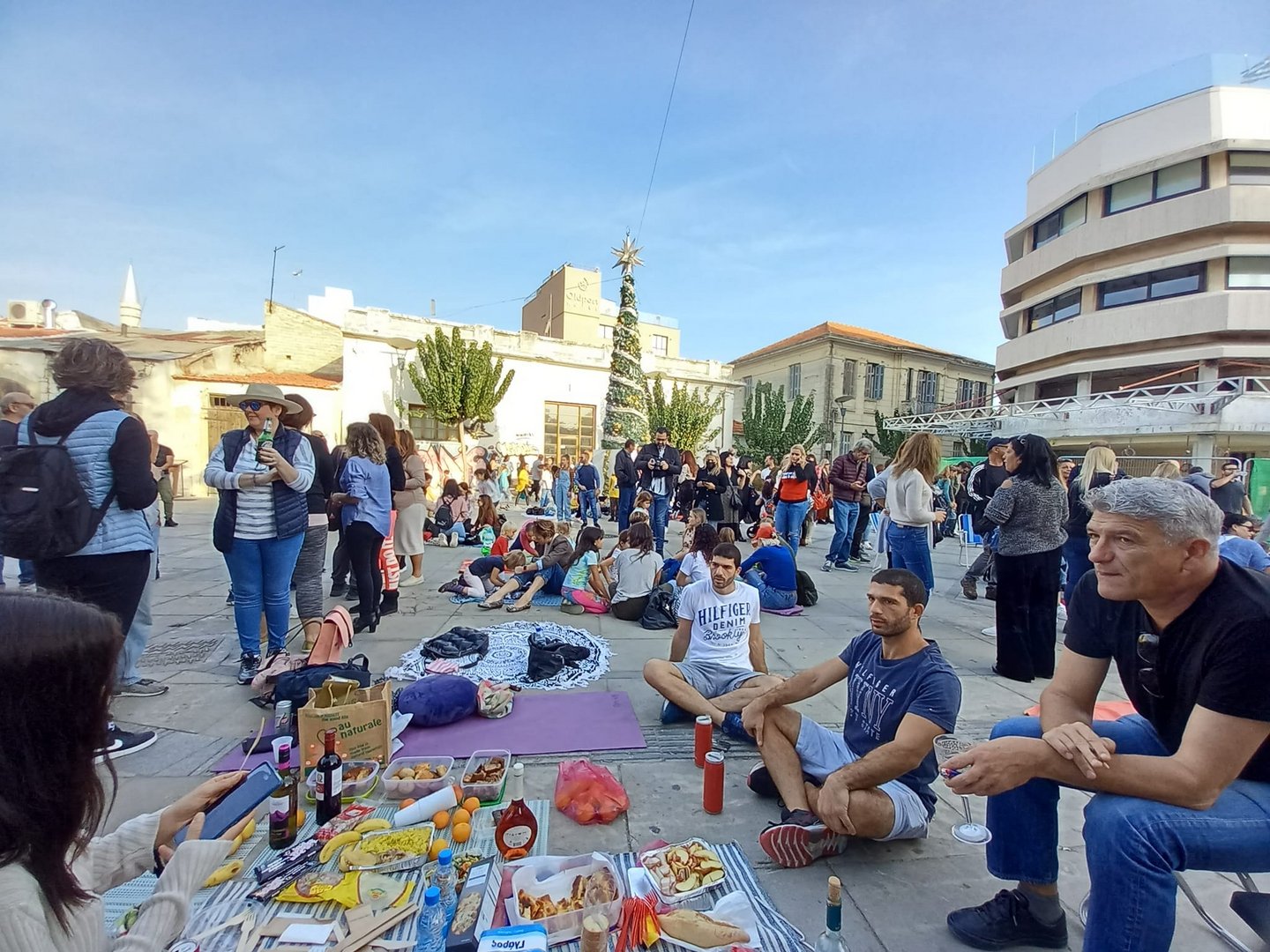 image Coronavirus: People held picnics outside restaurants to protest new restrictions