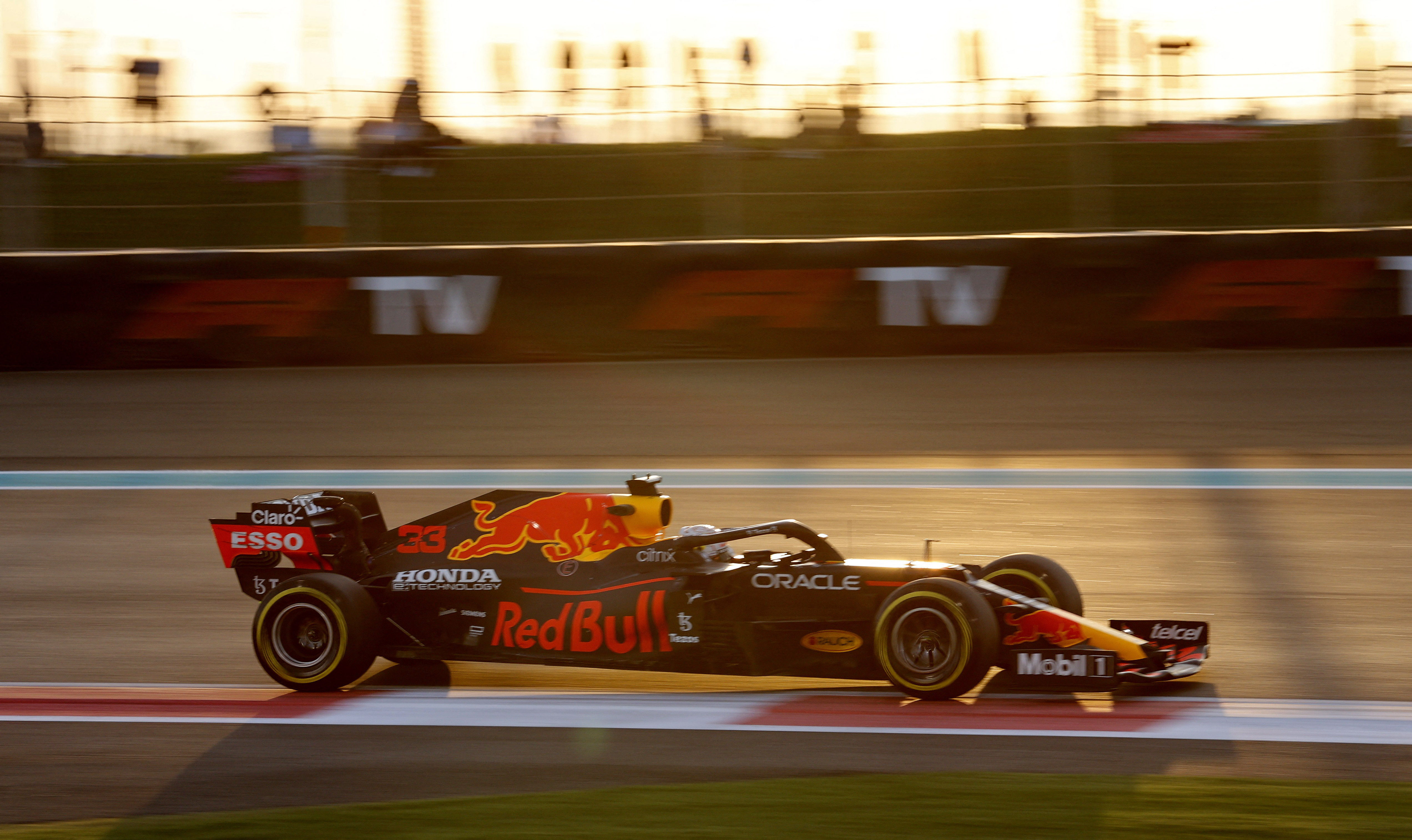 cover Verstappen beats Hamilton to pole in Abu Dhabi decider