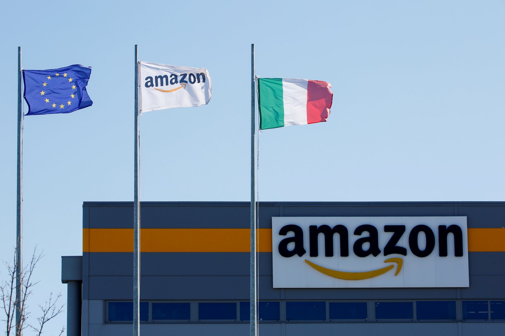 image Many people trapped after roof collapse at Amazon warehouse near St. Louis