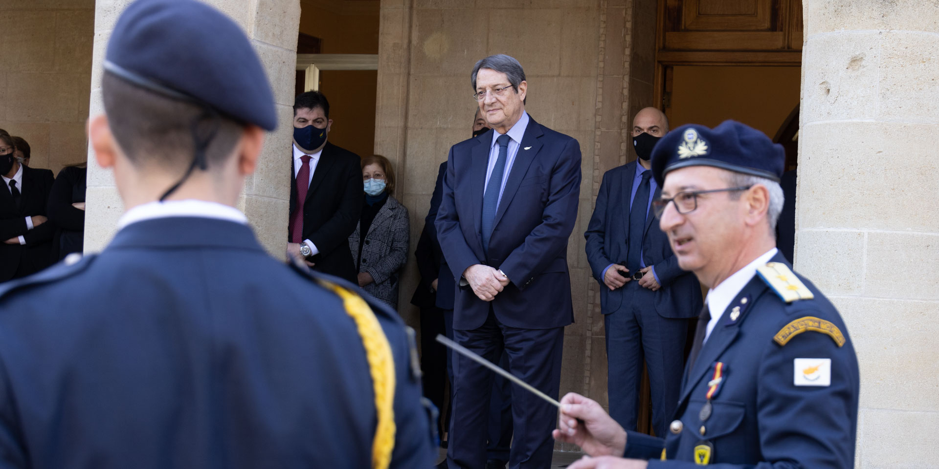 cover President Anastasiades wishes carol singers a pandemic-free new year (pictures)