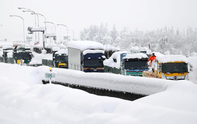 image More than 100 Japan flights cancelled due to heavy snow