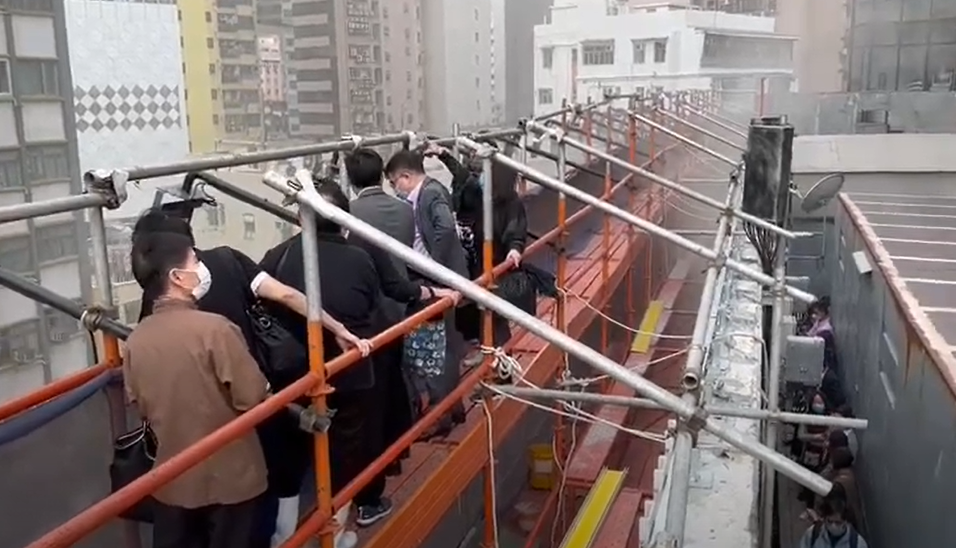 Пожар в Световния търговски център в Хонконг, над 150 души са хванати в капан на покрива (Видео)