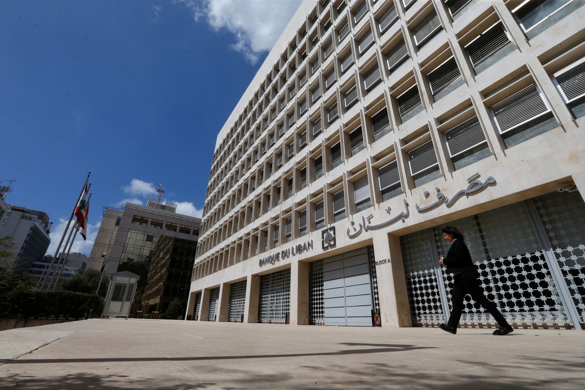 image Lebanon&#8217;s central bank offers dollars amid deep financial crisis
