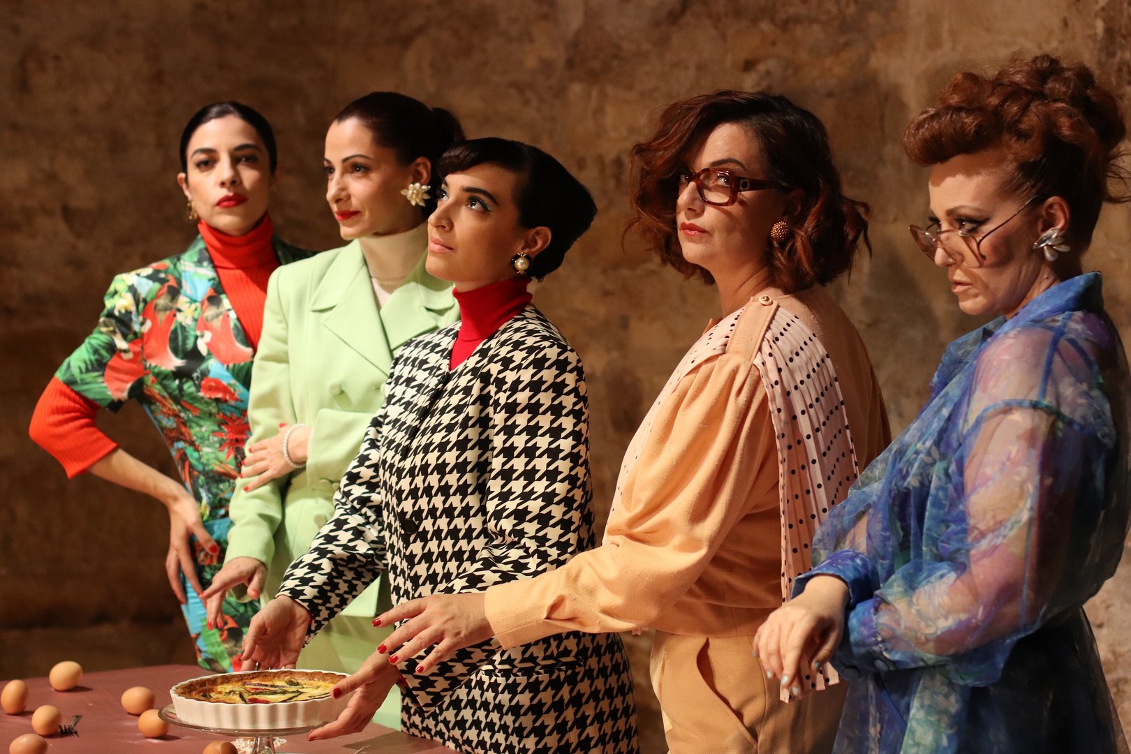 image Five lesbians eating a quiche in theatres
