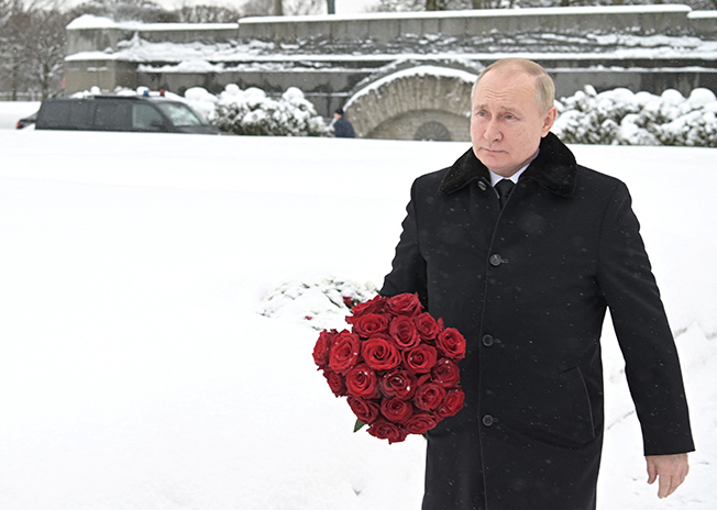 russian president putin attends a ceremony marking the anniversary of the leningrad siege lifting in st petersburg