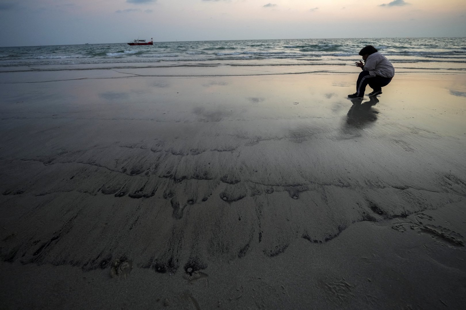 image Oil spill threatens corals in eastern Thailand