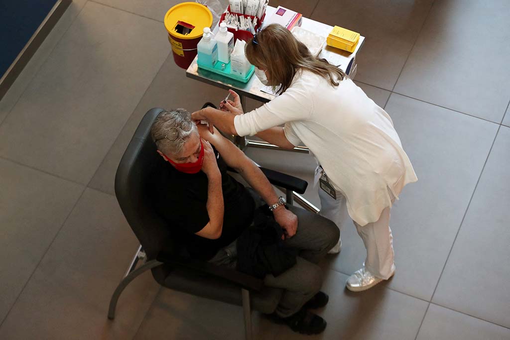 image Omicron could lead Israel to herd immunity, health official says
