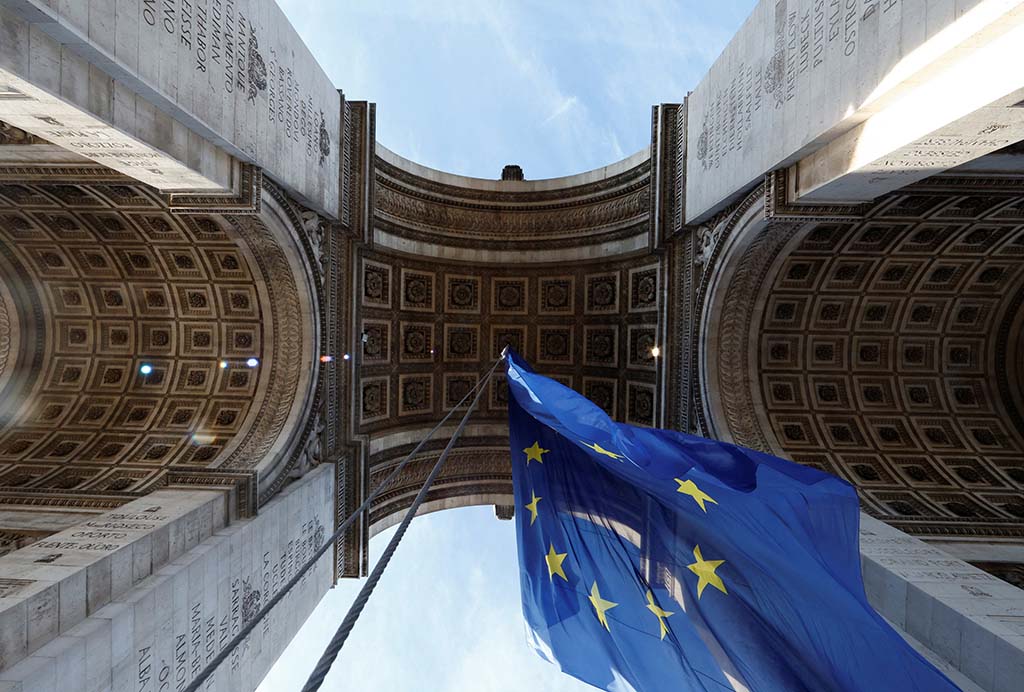 image EU flag removed from Arc de Triomphe after causing stir