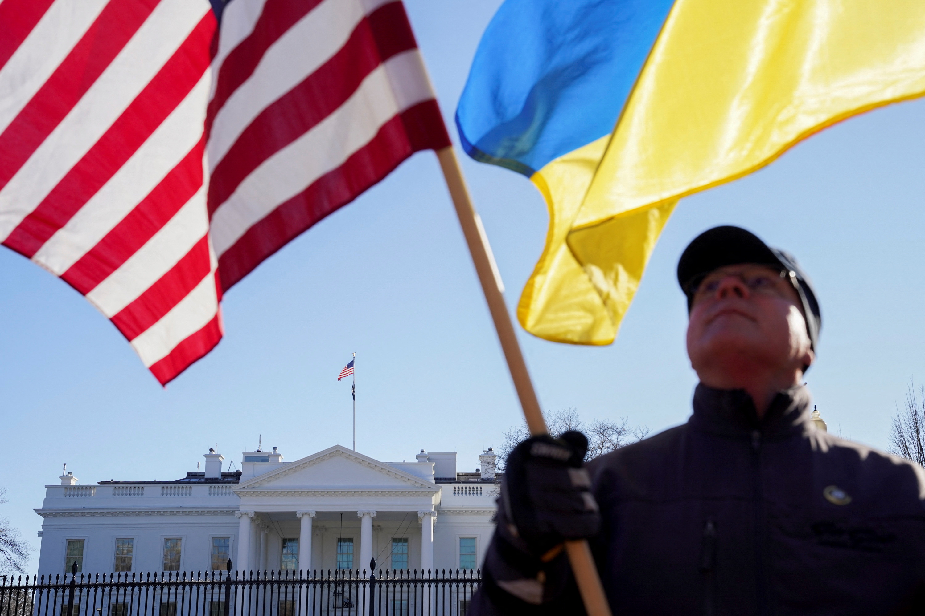image Ukraine talks fail to yield breakthrough, Biden urges US citizens to leave