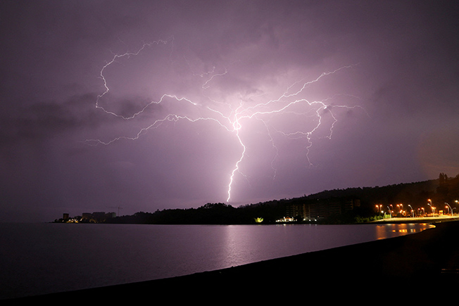 image US lightning bolt leaps into record books at 768 km long