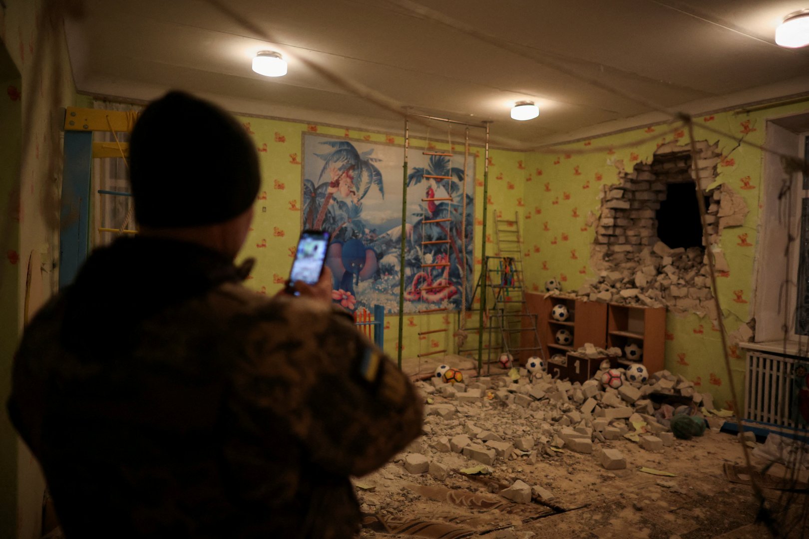 image Alarm as east Ukraine shelling enters second day (Update)