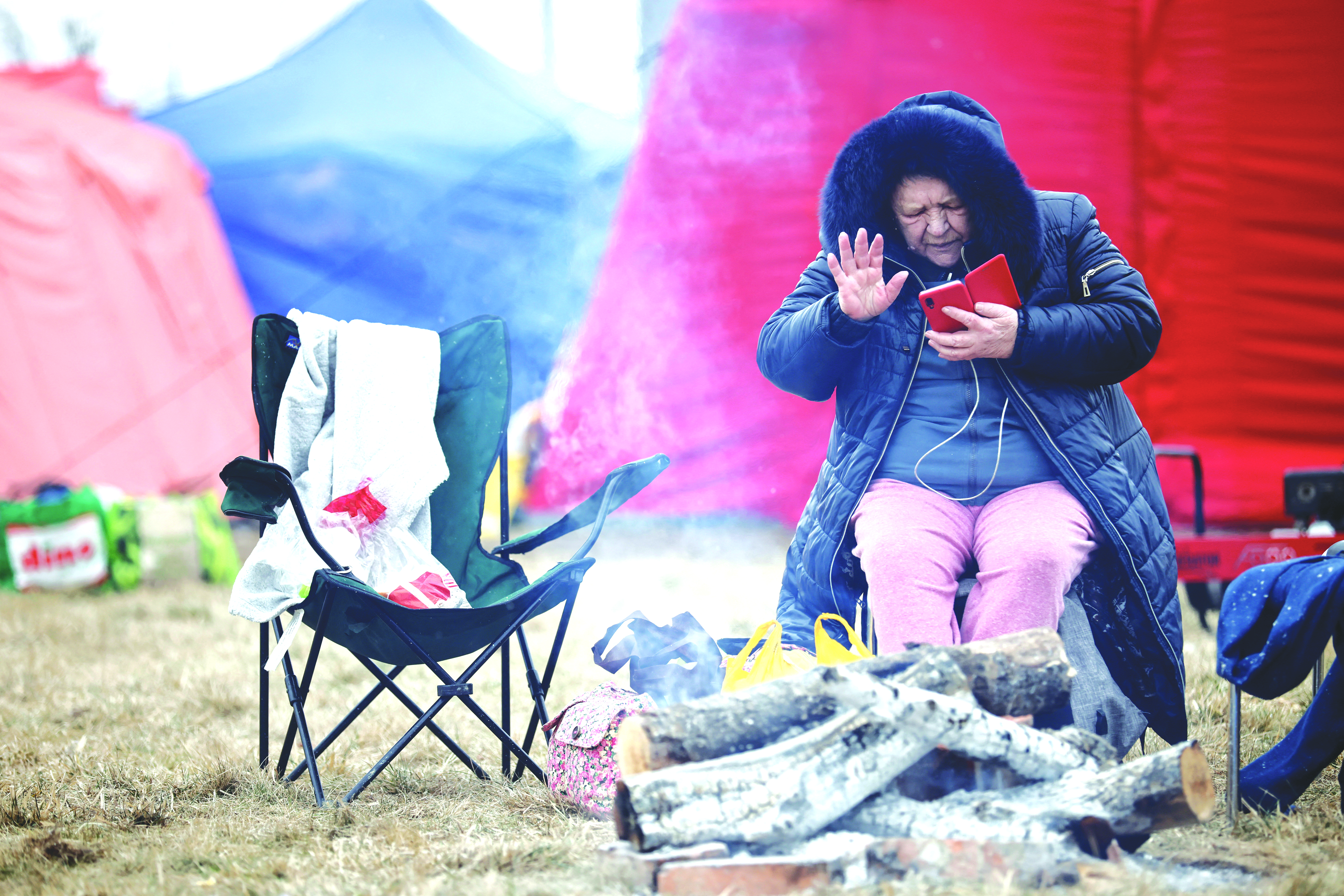 cover Freezing weather and border bottlenecks as Ukrainians flee war