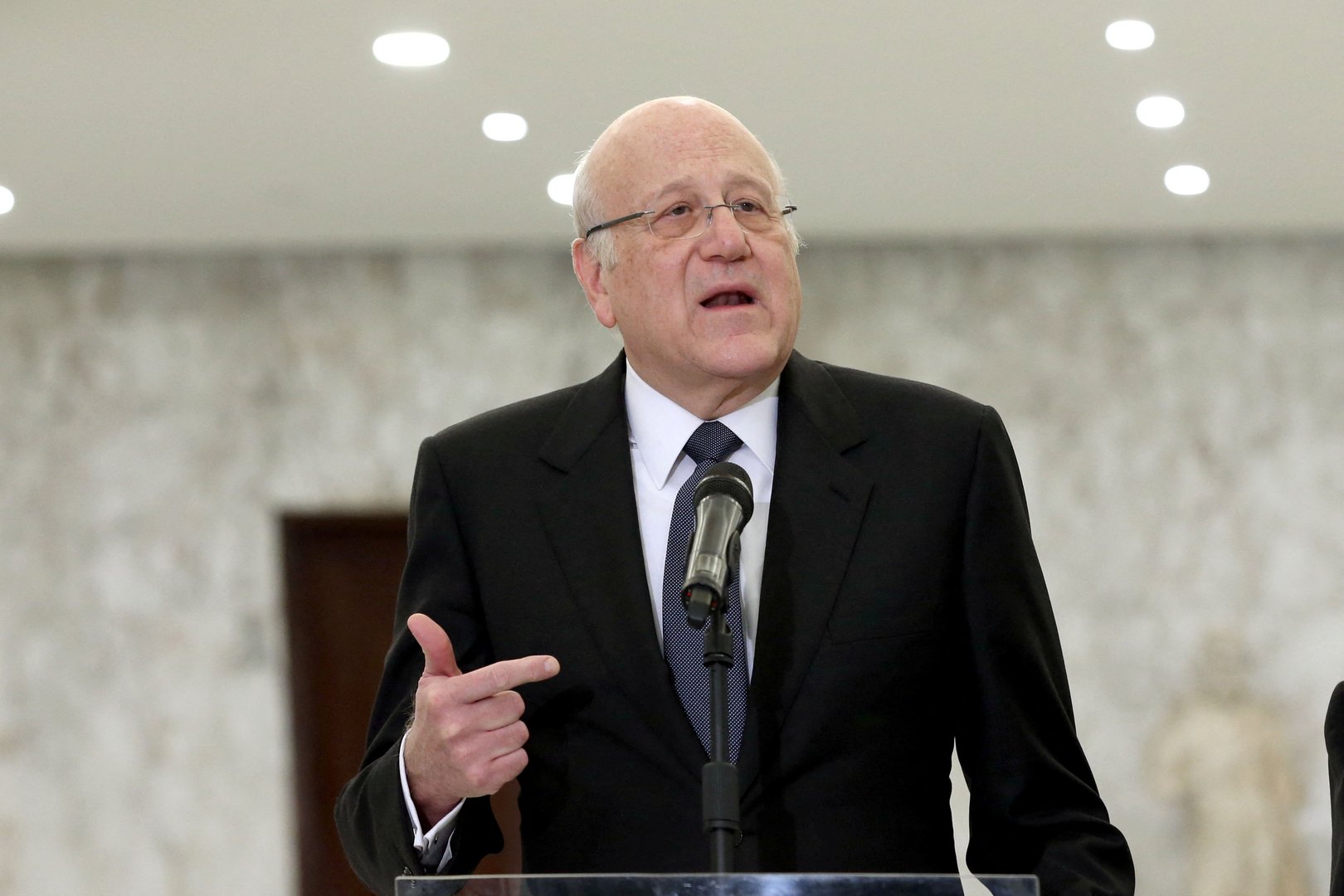 image Lebanese PM signals difficulty in agreeing financial recovery plan
