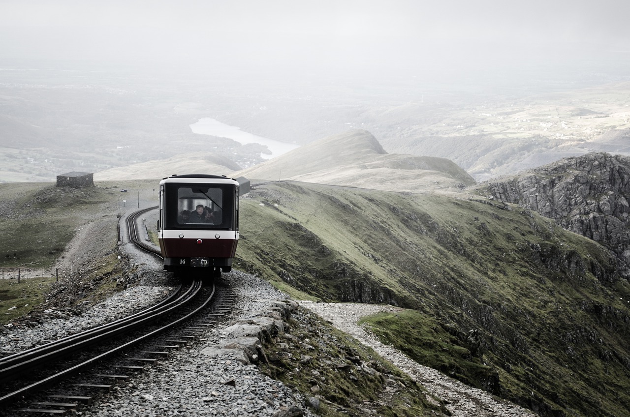 Норвежские горы и поезд